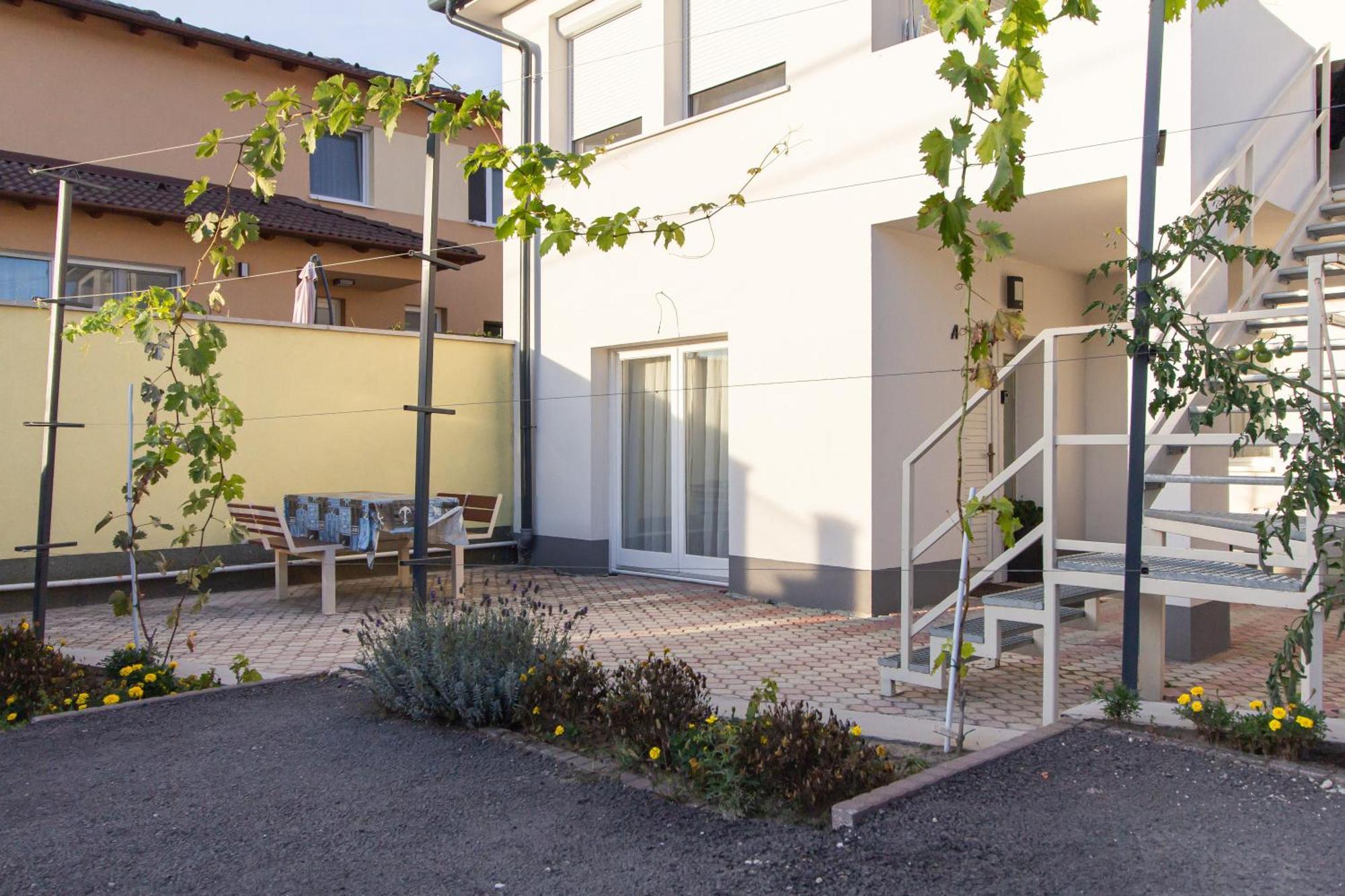 Deli Terasz A Apartman Free Parking, Self-Check-In Anytime Дьёр Экстерьер фото