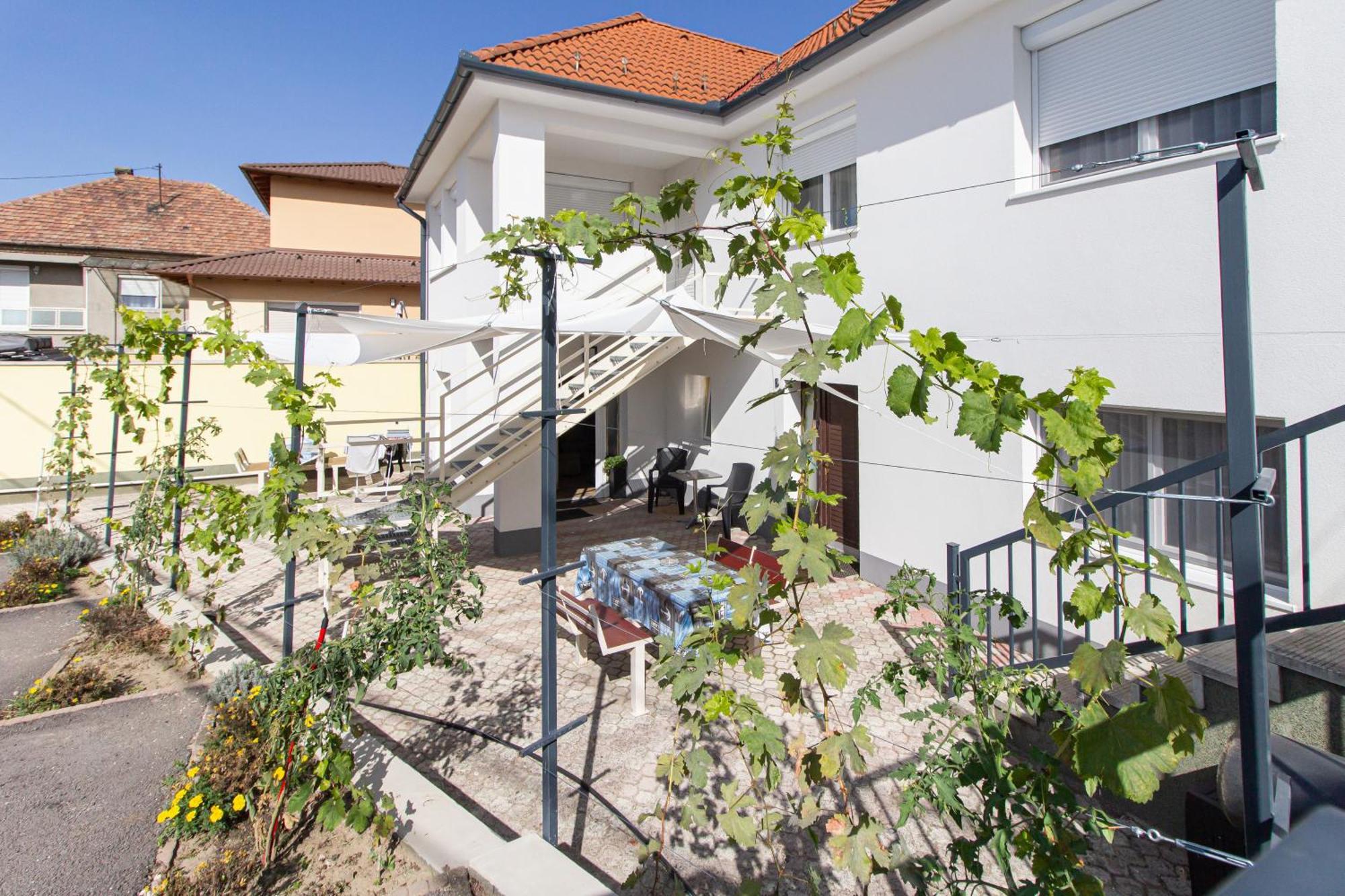 Deli Terasz A Apartman Free Parking, Self-Check-In Anytime Дьёр Экстерьер фото